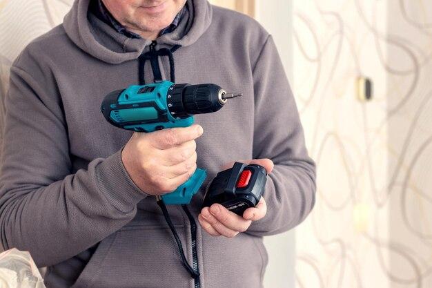  Alternative method to charge a cordless drill without charger